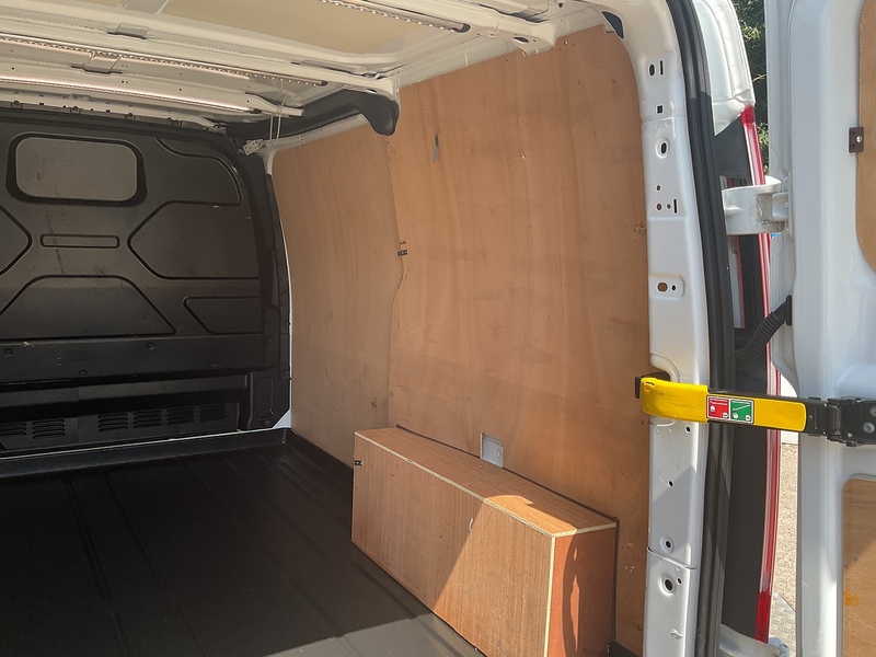 Ford 320 EcoBlue Limited SWB L/R A/C Euro 6