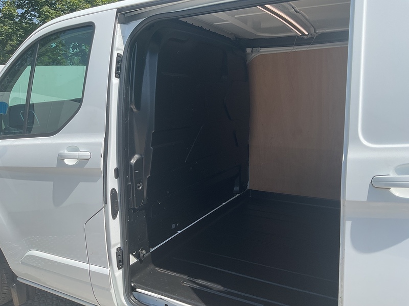 Ford 320 EcoBlue Limited SWB L/R A/C Euro 6