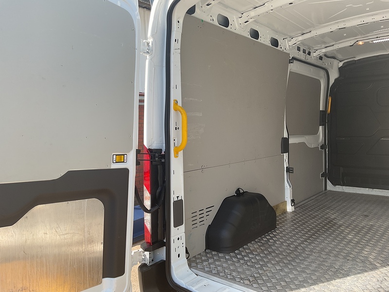 Ford 350 EcoBlue Trend LWB M/R Euro 6