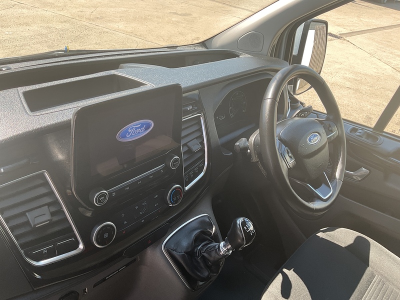 Ford 300 EcoBlue Limited SWB L/R A/C Euro 6