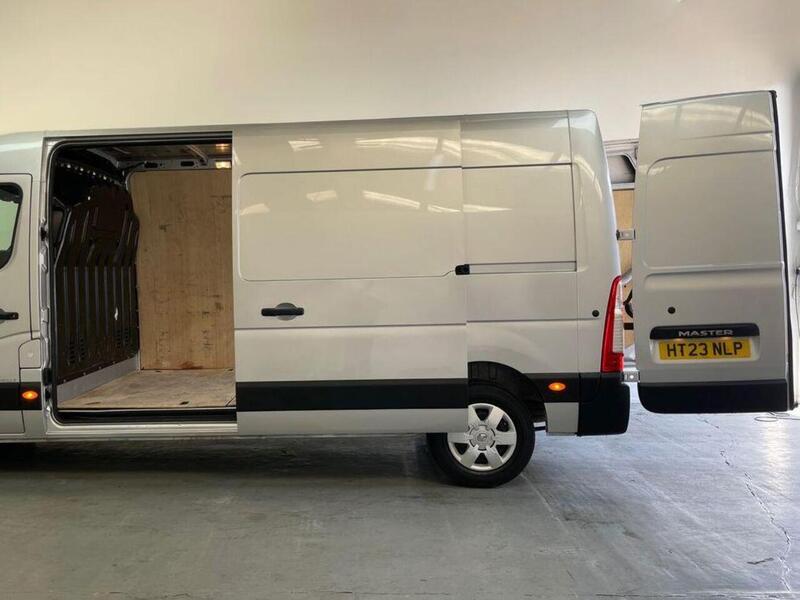 Renault Master 2.3 dCi 35 Business+ FWD LWB Medium Roof Euro 6 4dr