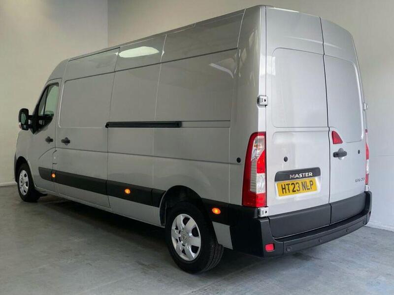Renault Master 2.3 dCi 35 Business+ FWD LWB Medium Roof Euro 6 4dr