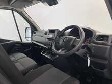 Renault Master Master 2.3 dCi 35 Business+ FWD LWB Medium Roof Euro 6 4dr 