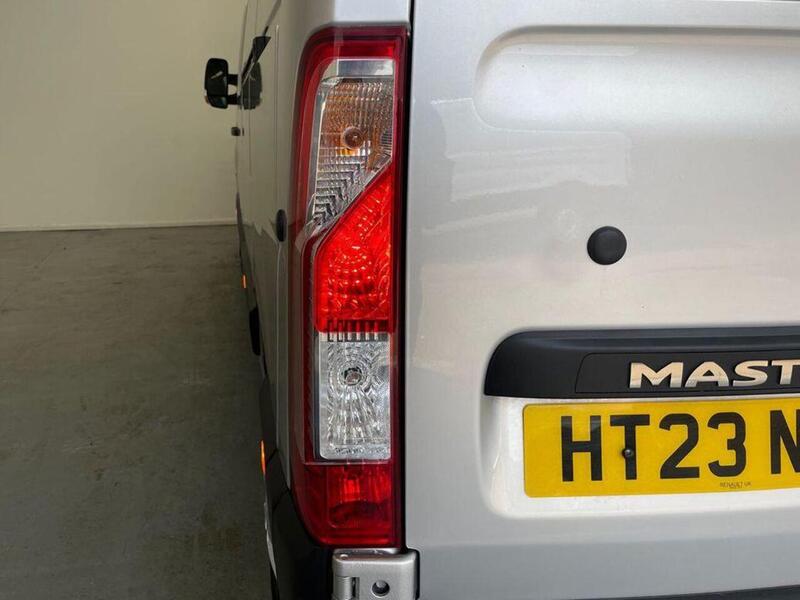 Renault Master 2.3 dCi 35 Business+ FWD LWB Medium Roof Euro 6 4dr