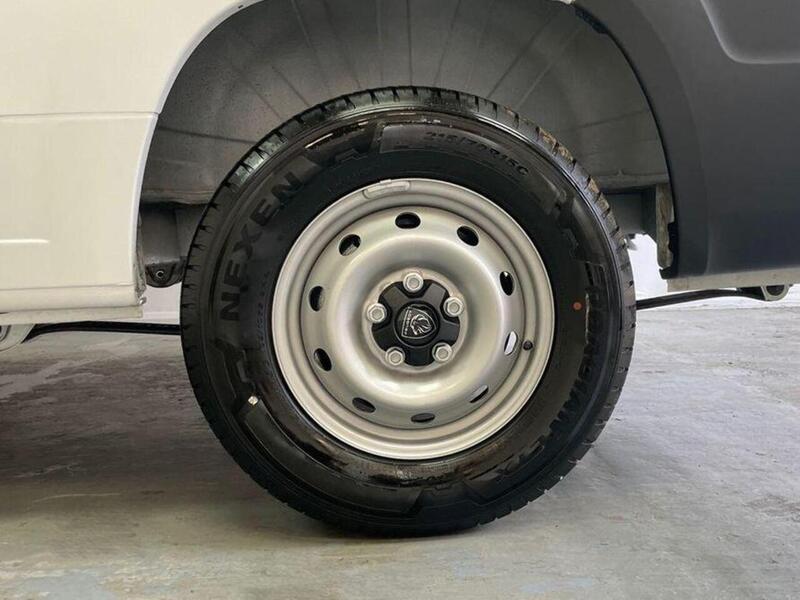 Peugeot Boxer 2.2 BlueHDi 335 Professional Panel Van 5dr Diesel Manual L3 H2 Euro 6 (s/s) (140 ps)