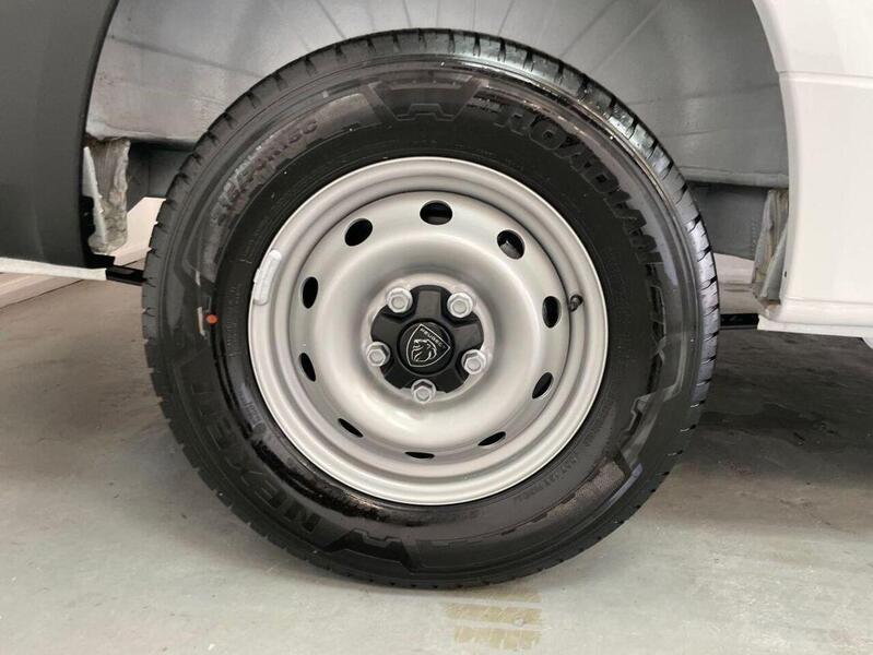 Peugeot Boxer 2.2 BlueHDi 335 Professional Panel Van 5dr Diesel Manual L3 H2 Euro 6 (s/s) (140 ps)