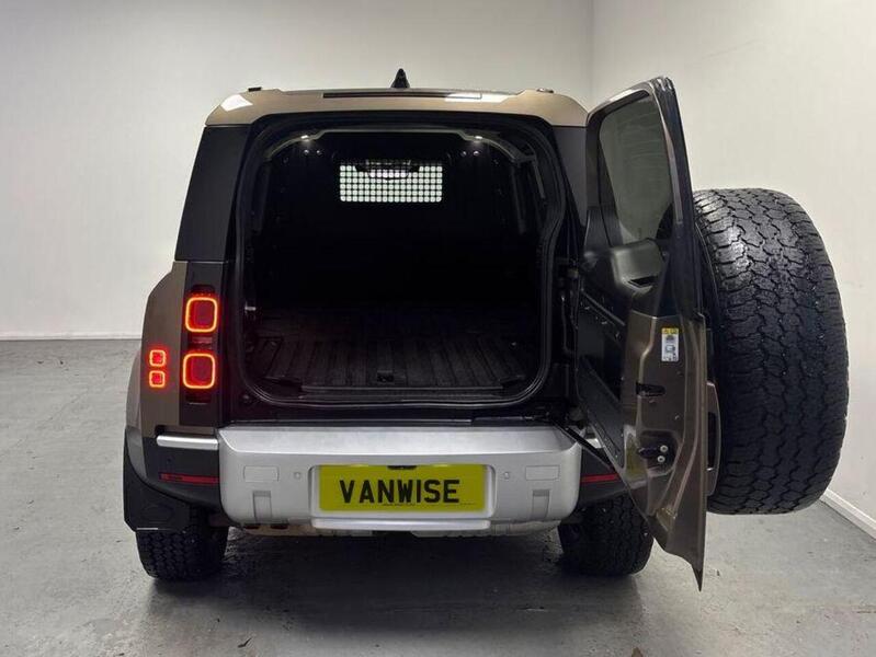 Land Rover Defender 110 3.0 D250 MHEV SE Hard Top SUV Auto 4WD MWB Euro 6 (s/s) 5dr