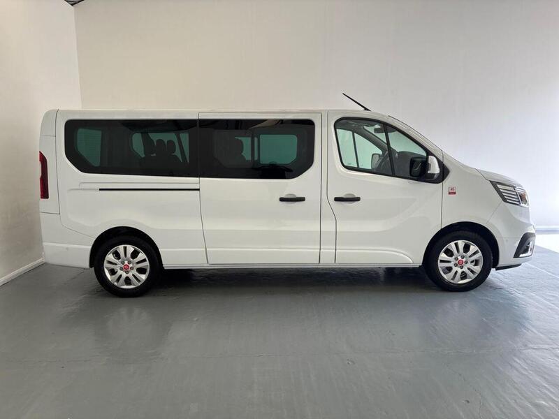 Renault Trafic 2.0 dCi 30 Red Edition LWB Euro6 (9Seat)