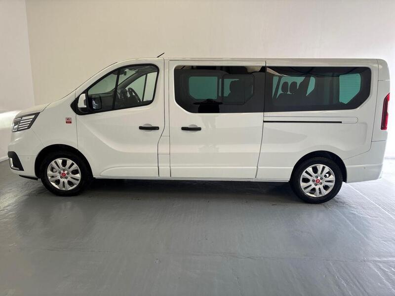 Renault Trafic 2.0 dCi 30 Red Edition LWB Euro6 (9Seat)