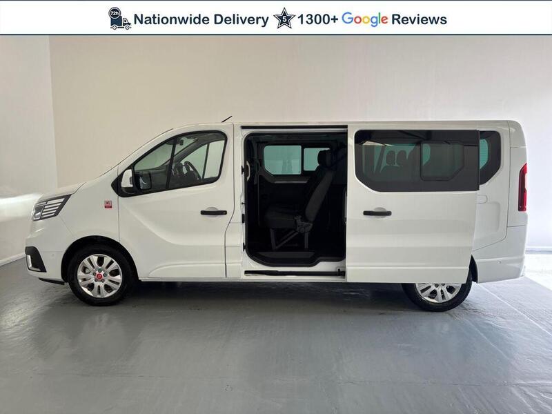 Renault Trafic 2.0 dCi 30 Red Edition LWB Euro6 (9Seat)
