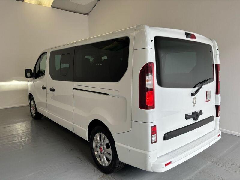 Renault Trafic 2.0 dCi 30 Red Edition LWB Euro6 (9Seat)