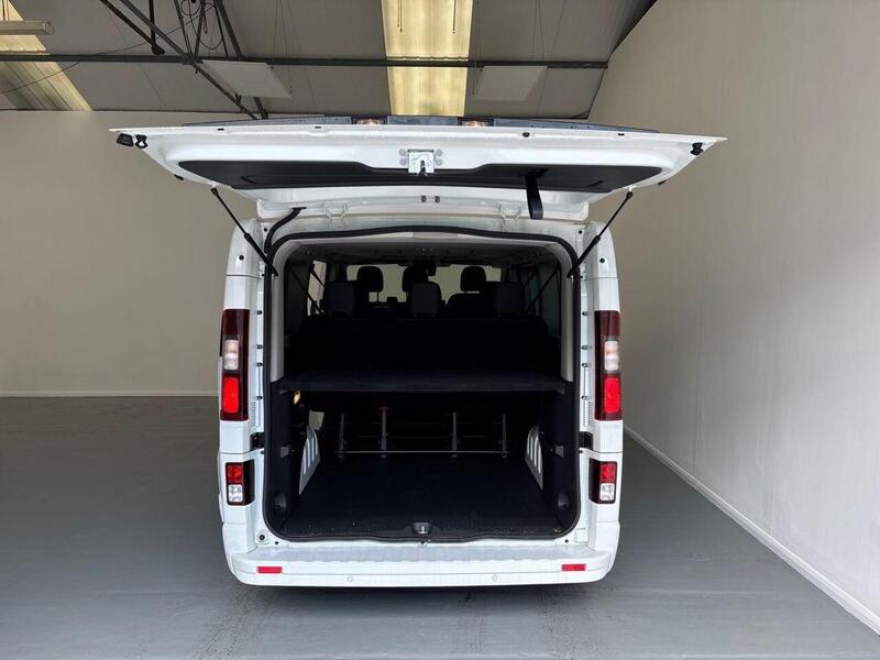 Renault Trafic 2.0 dCi 30 Red Edition LWB Euro6 (9Seat)