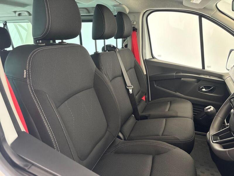 Renault Trafic 2.0 dCi 30 Red Edition LWB Euro6 (9Seat)