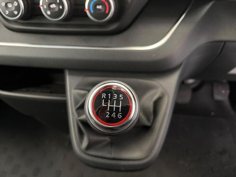Renault Trafic 2.0 dCi 30 Red Edition LWB Euro6 (9Seat)