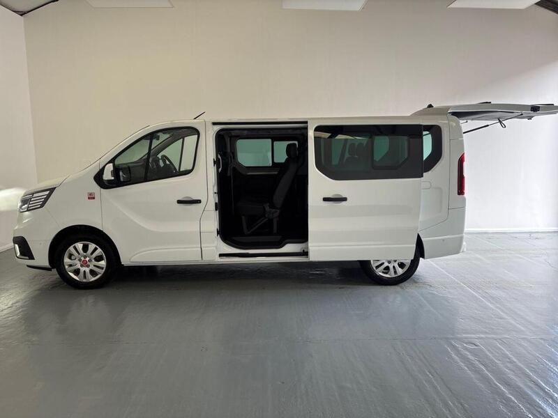 Renault Trafic 2.0 dCi 30 Red Edition LWB Euro6 (9Seat)