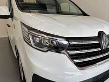Renault Trafic 2.0 dCi 30 Red Edition LWB Euro6 (9Seat) 
