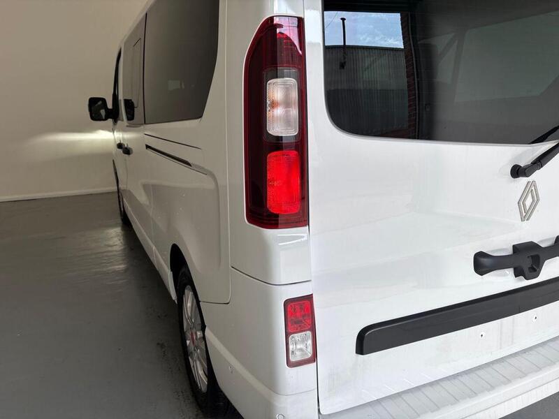 Renault Trafic 2.0 dCi 30 Red Edition LWB Euro6 (9Seat)