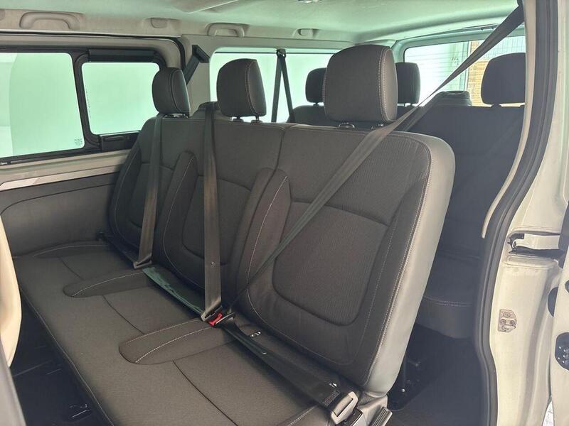 Renault Trafic 2.0 dCi 30 Red Edition LWB Euro6 (9Seat)