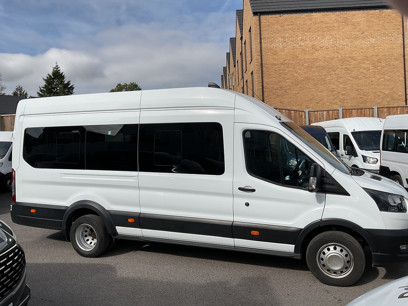 Ford 460 EcoBlue Trend 17 seat Minibus