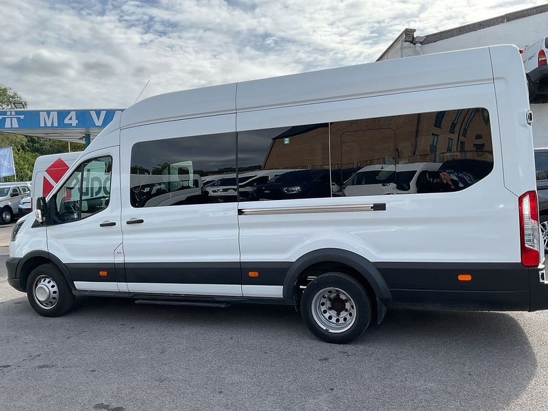 Ford 460 EcoBlue Trend 17 seat Minibus