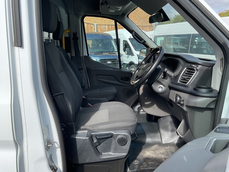 Ford 460 EcoBlue Trend 17 seat Minibus