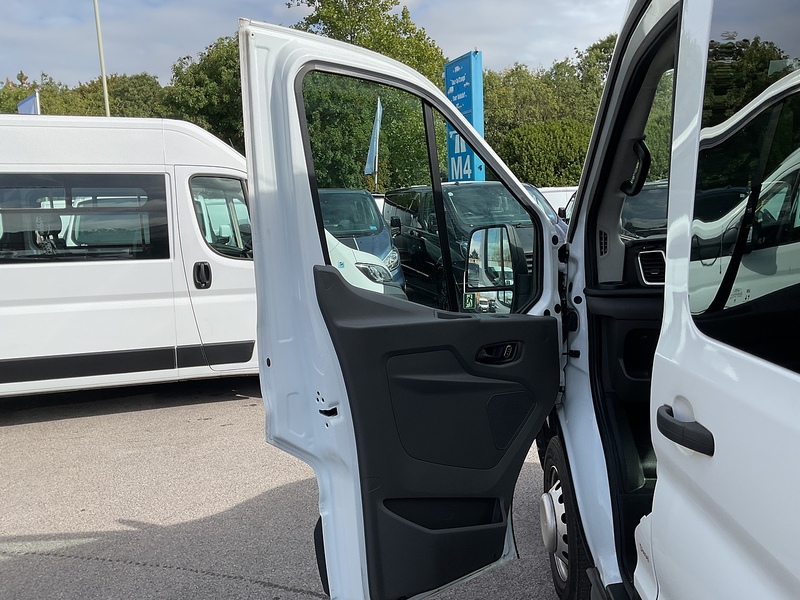 Ford 460 EcoBlue Trend 17 seat Minibus