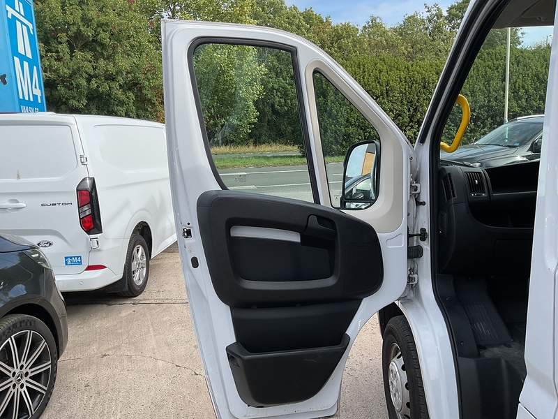 Peugeot 2.2 BlueHDi 335 Professional 14 Seat Minibus Diesel Manual L3 H2 Euro 6 (s/s) (140 ps)