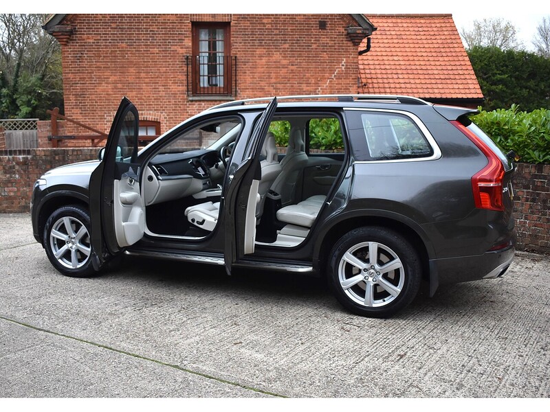 Volvo XC90 h T8 Twin Engine Momentum Pro - U1324