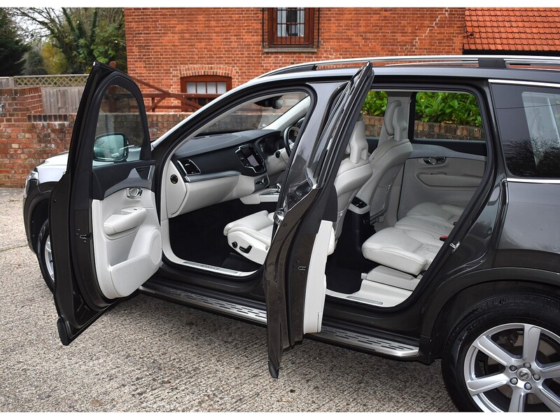 Volvo XC90 h T8 Twin Engine Momentum Pro - U1324
