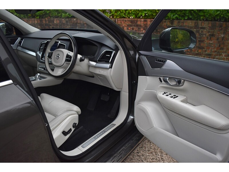 Volvo XC90 h T8 Twin Engine Momentum Pro - U1324