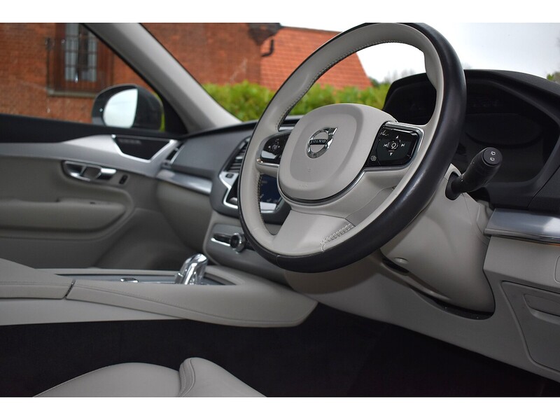 Volvo XC90 h T8 Twin Engine Momentum Pro - U1324
