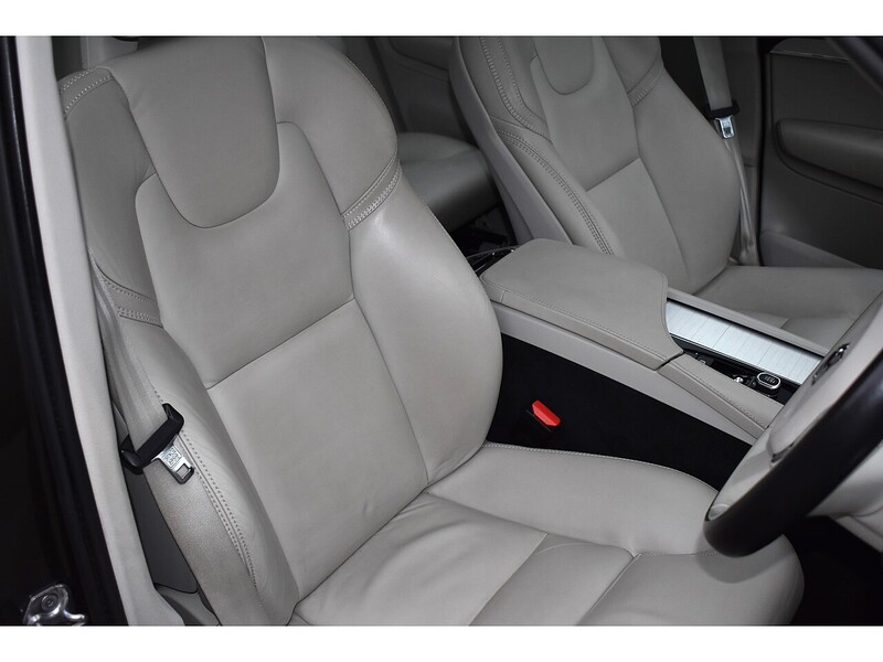 Volvo XC90 h T8 Twin Engine Momentum Pro - U1324
