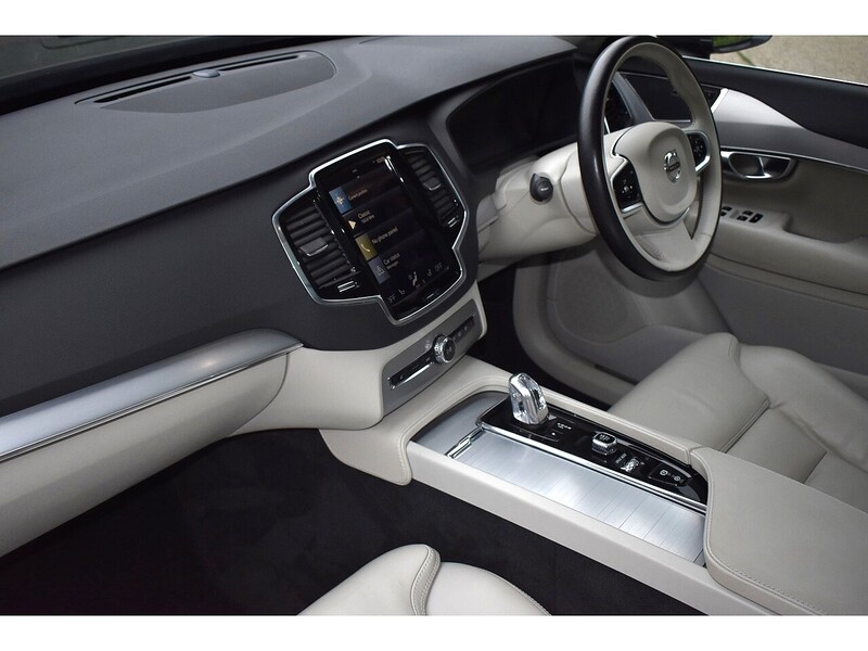 Volvo XC90 h T8 Twin Engine Momentum Pro - U1324