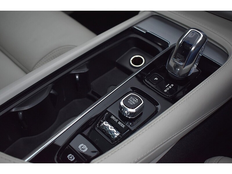 Volvo XC90 h T8 Twin Engine Momentum Pro - U1324