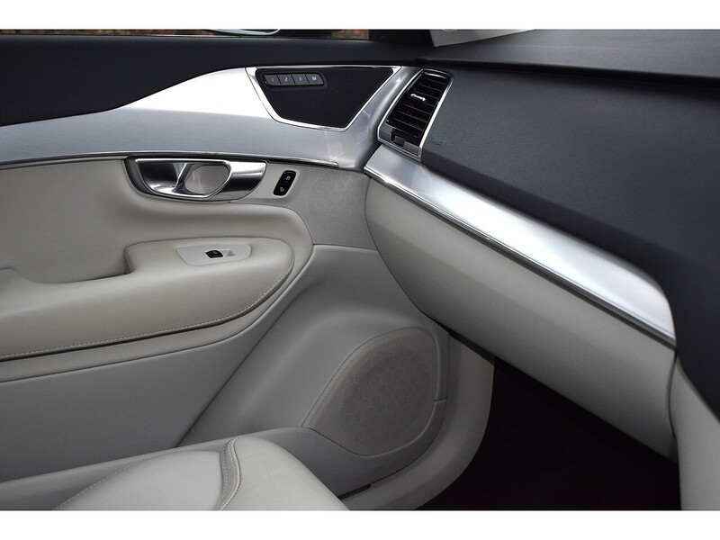 Volvo XC90 h T8 Twin Engine Momentum Pro - U1324