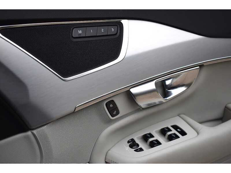 Volvo XC90 h T8 Twin Engine Momentum Pro - U1324
