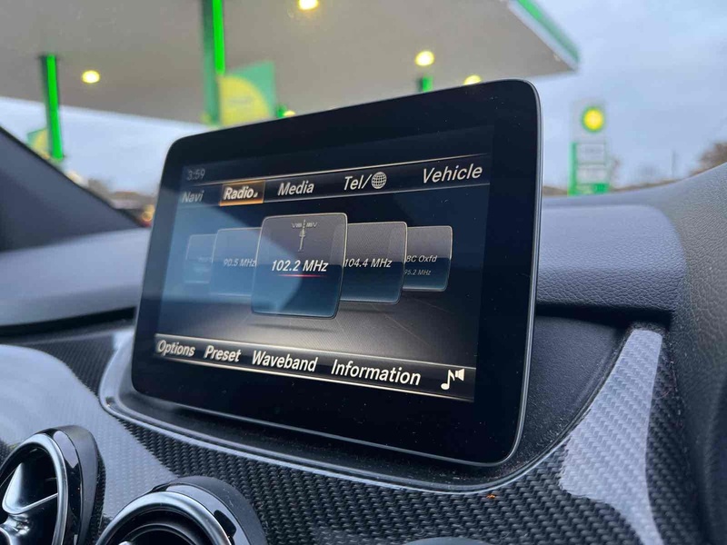 Mercedes-Benz B Class B180d AMG Line - U10002251