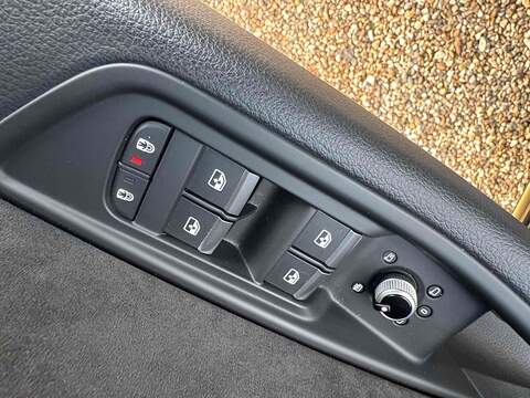 Audi A4 Avant TFSI Black Edition - U10002482