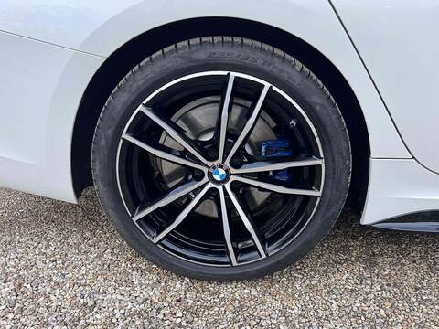 BMW 3 Series 330e M Sport - U10002503