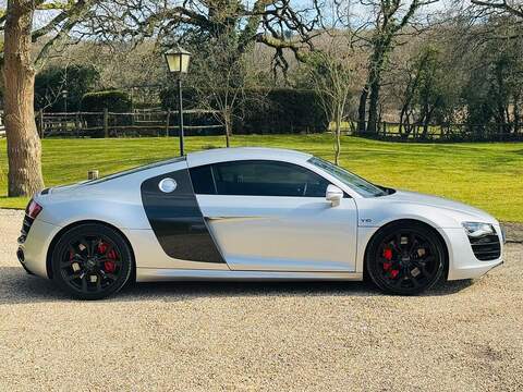 Audi R8 R8 5.2 FSI V10 R Tronic quattro Euro 5 2dr - U10002634