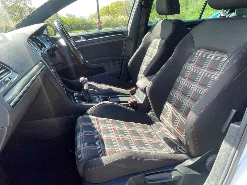 Volkswagen Golf TSI BlueMotion Tech GTI Performance - U10002730