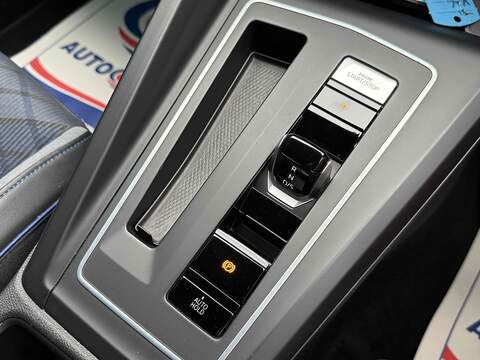 Volkswagen Golf 2.0 TSI R Hatchback 5dr Petrol DSG 4Motion Euro 6 (s/s) (320 ps) - U10003100