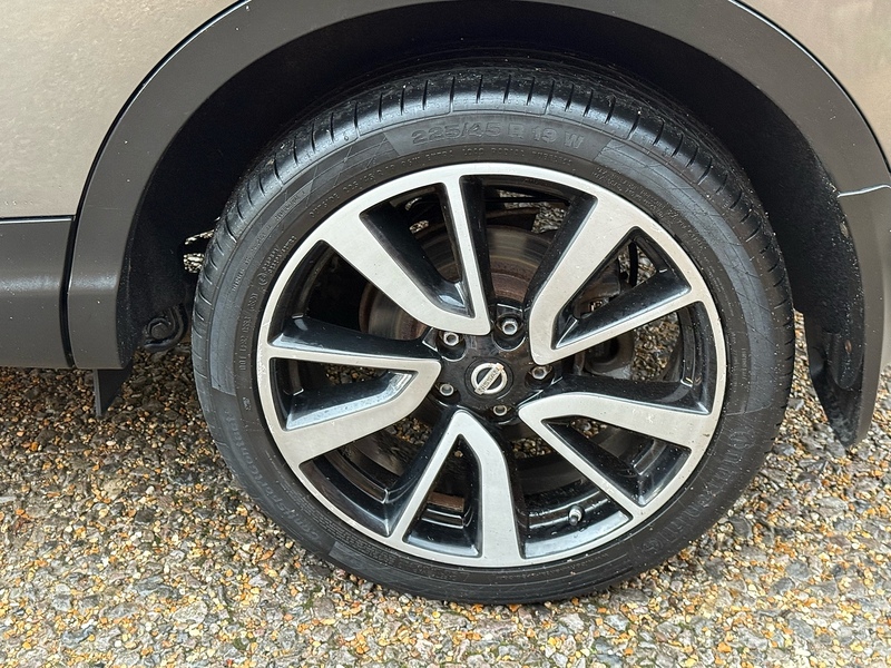 Nissan Qashqai DIG-T Tekna SUV 1.2 Automatic Petrol - U10003140