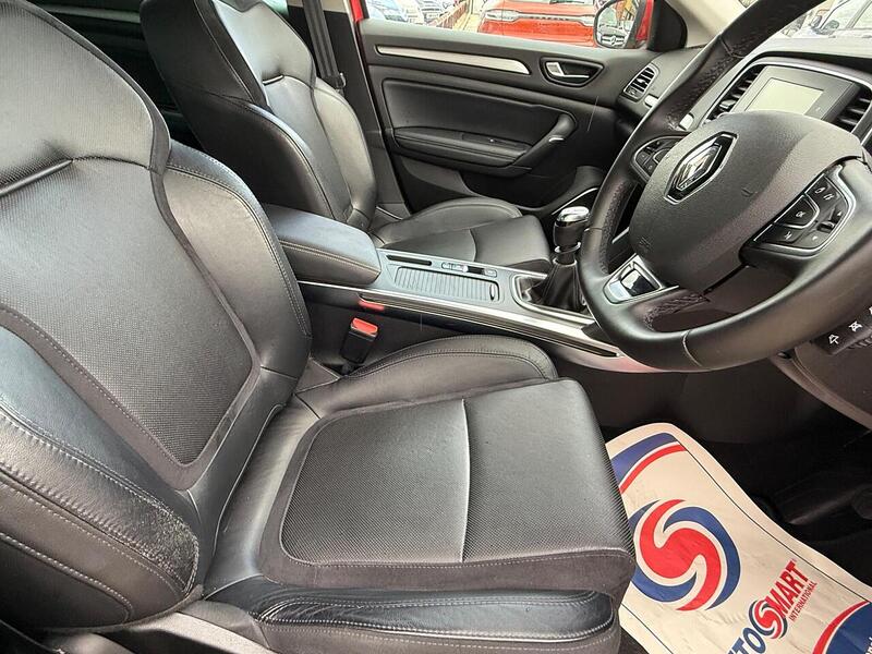 Renault Megane 1.2 TCe Signature Nav Hatchback 5dr Petrol Manual Euro 6 (s/s) (130 ps) - U10003175