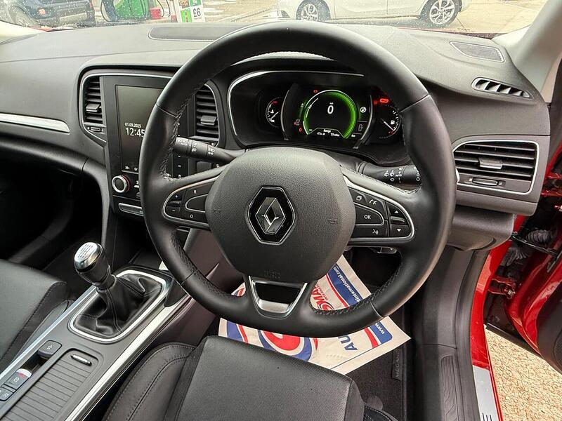Renault Megane 1.2 TCe Signature Nav Hatchback 5dr Petrol Manual Euro 6 (s/s) (130 ps) - U10003175