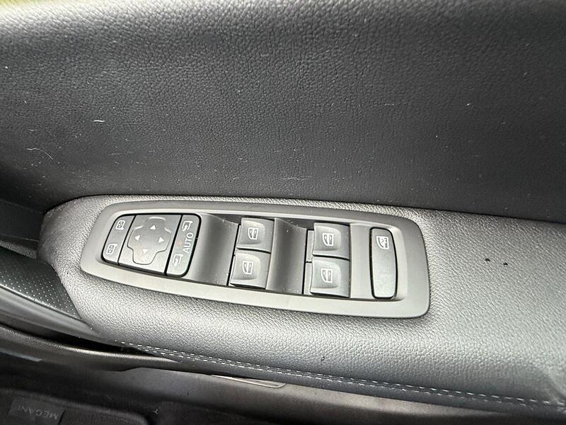 Renault Megane 1.2 TCe Signature Nav Hatchback 5dr Petrol Manual Euro 6 (s/s) (130 ps) - U10003175