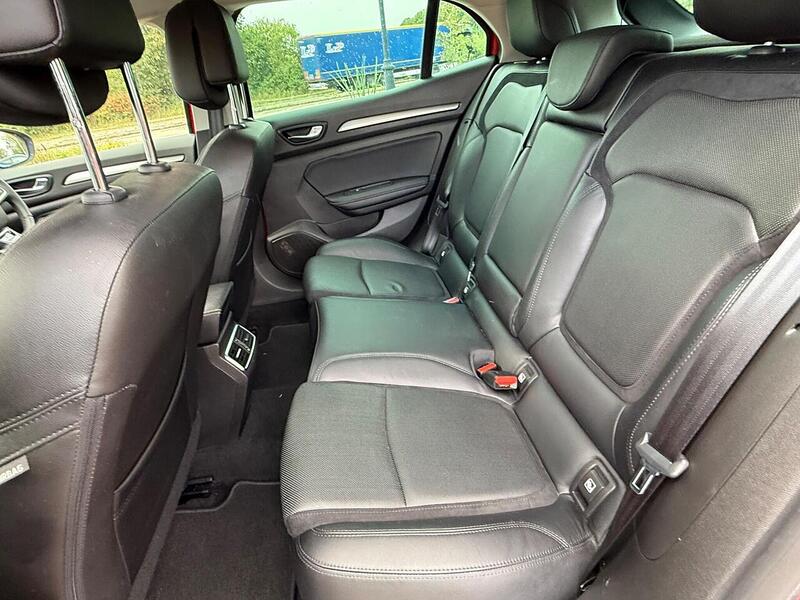 Renault Megane 1.2 TCe Signature Nav Hatchback 5dr Petrol Manual Euro 6 (s/s) (130 ps) - U10003175