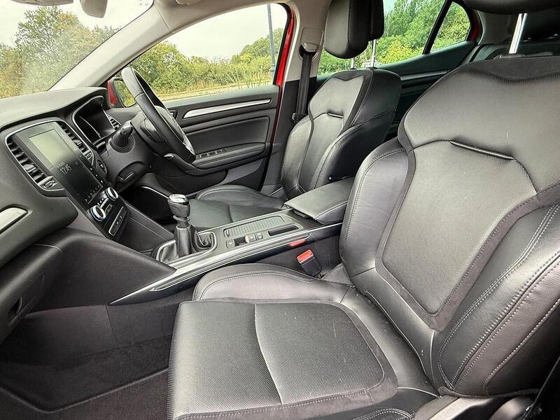 Renault Megane 1.2 TCe Signature Nav Hatchback 5dr Petrol Manual Euro 6 (s/s) (130 ps) - U10003175