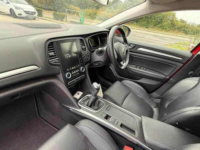 Renault Megane 1.2 TCe Signature Nav Hatchback 5dr Petrol Manual Euro 6 (s/s) (130 ps) - U10003175