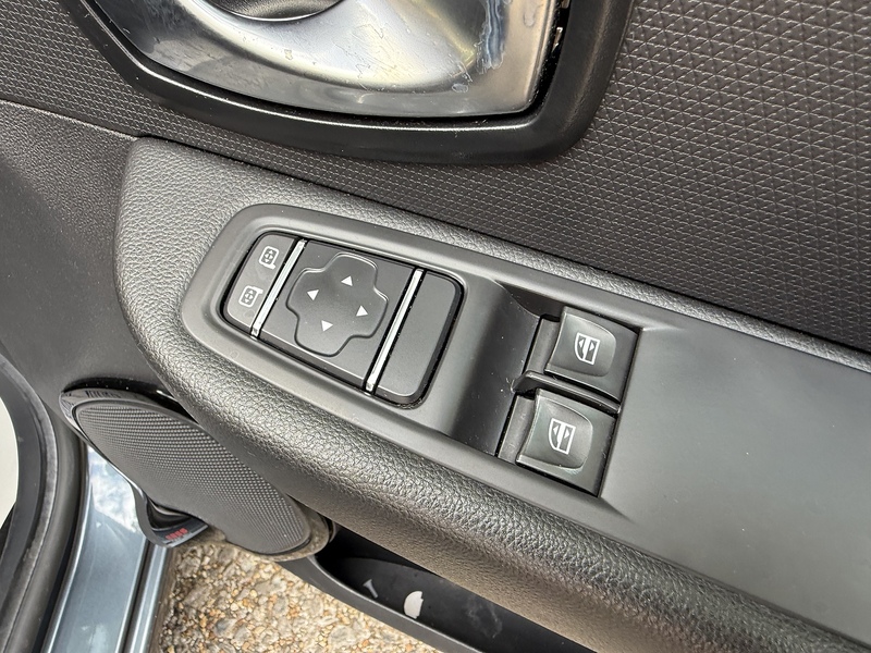 Renault Clio 0.9 TCe Dynamique Nav Hatchback 5dr Petrol Manual Euro 6 (s/s) (90 ps) - U10003264